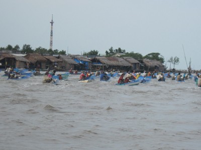 Cướp nghêu hoành hành Đất Mũi Bãi biển bị cày nát bởi hàng ngàn người cào nghêu nườm nượp đổ về Ảnh: Tiến Hưng