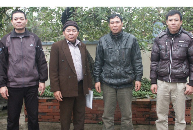 Ngư dân muốn được tiếp tục thuê đất Ông Trong (thứ hai trái sang) và một số hội viên LCHNTTS huyện Tiên Lãng