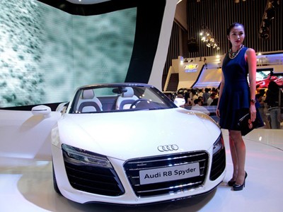 Tăng Thanh Hà cầm lái Audi R8 mui trần Tăng Thanh Hà cầm lái Audi R8 mui trần
