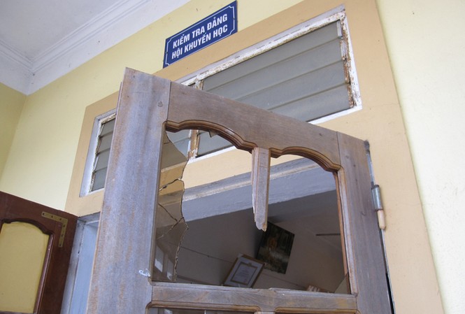 Nghi phạm tử vong, người thân quậy phá Trụ sở UBND xã bị đập phá