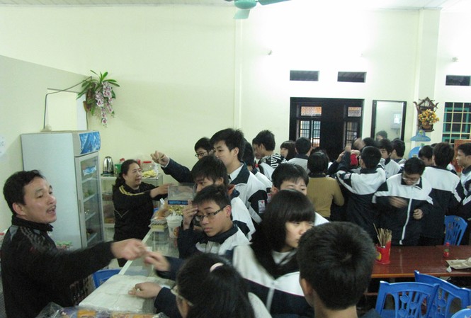 Thầy trò chống đói để học đến 19h Học sinh trường THPT Quang Trung mua đồ ăn chống đói tại căng tin của trường Ảnh: Trường Phong