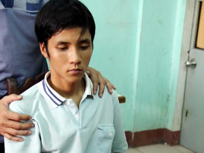 Bé 15 tuổi mang thai bị bạn trai cắt cổ Bé 15 tuổi mang thai bị bạn trai cắt cổ