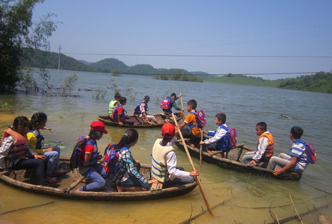 Cám cảnh học sinh miền núi chèo thuyền đi học Cám cảnh học sinh miền núi chèo thuyền đi học