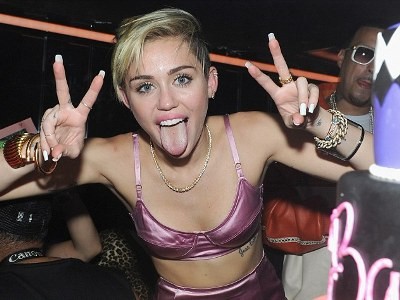 Miley Cyrus diện áo lót đi ra mắt album mới Miley Cyrus diện áo lót đi ra mắt album mới