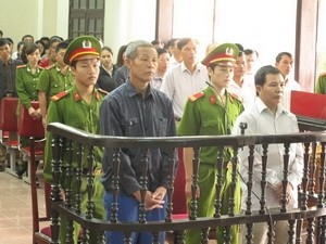 Nghệ An xử vụ gây rối trật tự công cộng ở Nghi Lộc Hai bị cáo Ngô Văn Khởi và Nguyễn Văn Hải tại phiên tòa xét xử sơ thẩm.