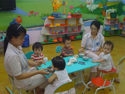 Đốt bỏng tay học trò, cô giáo mầm non tự tử Đốt bỏng tay học trò, cô giáo mầm non tự tử