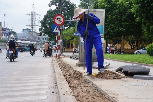 Nhói lòng nhìn vỉa hè vừa lát bị xới ngổn ngang Công nhân của CÔng ty giao thông 3 Hà Nội đang đào vỉa hè
