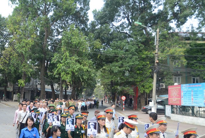 Dòng người dài vô tận chờ vào viếng Đại tướng Dòng người dài vô tận chờ vào viếng Đại tướng