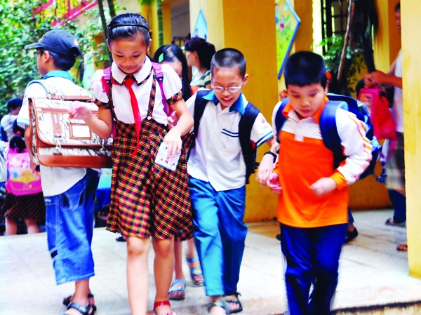 Mua đồng phục học sinh để... bỏ đi Quy định về đồng phục học sinh cần phù hợp với điều kiện trường lớp, tạo thuận lợi trong học tập và sinh hoạt của các em. Ảnh: Hồng Vĩnh