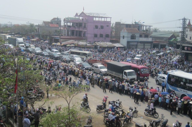 Hàng vạn người tiếp tục đổ về Vũng Chùa Hàng vạn người tiếp tục đổ về Vũng Chùa