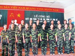Bí thư thành ủy Đà Nẵng nói chuyện với gần 6.000 phụ nữ Đội dân phòng nữ phường Khuê Mỹ ngày thành lập Ảnh: Nam Cường