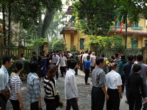 Đề nghị lập Bảo tàng Đại tướng Võ Nguyên Giáp Người dân tới ngôi nhà số 30 Hoàng Diệu, Hà Nội để tưởng niệm Đại tướng Võ Nguyên Giáp Ảnh: công khanh