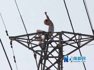 Lột quần áo nhảy múa điên cuồng trên cột điện Lột quần áo nhảy múa điên cuồng trên cột điện