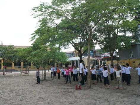 Trường học nhỏ, trụ sở công quyền to Trường học nhỏ, trụ sở công quyền to