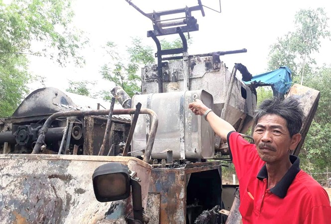 Máy gặt lúa 200 triệu của người dân bị đốt cháy trơ khung Máy gặt lúa của ông Hồ Ngâu và Trịnh Dơn đang phục vụ mùa gặt ở địa bàn huyện Triệu Phong bị kẻ xấu đốt cháy trơ khung sắt.