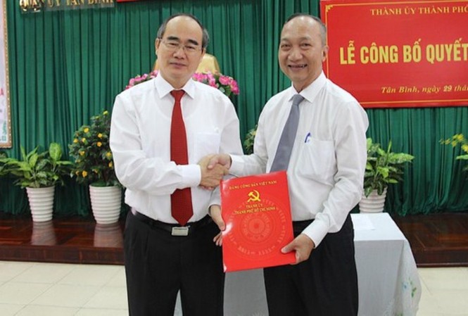 Điều động Chủ tịch UBND quận Gò Vấp làm Bí thư Quận ủy Tân Bình Ông Kiều Bình Chung (phải) Bí thư Quận ủy quận Tân Bình nhận quyết định nghỉ hưu từ ngày 1/9