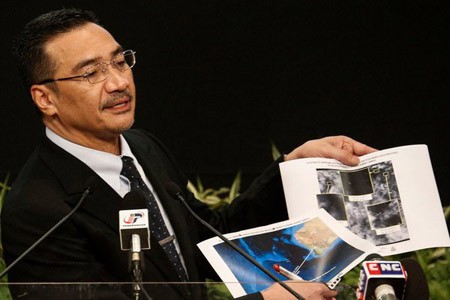 Pháp chụp mảnh vỡ nghi của MH370 bằng vệ tinh gì? Bộ trưởng Giao thông Malaysia Hishammuddin Hussein công bố hình ảnh do vệ tinh Pháp chụp được.