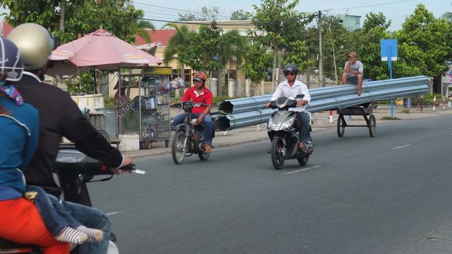 Bộ Tài Chính đồng tình tạm dừng thu phí đường bộ môtô Xe mô tô sẽ không phải đóng phí đường bộ? Ảnh: Đức Huy