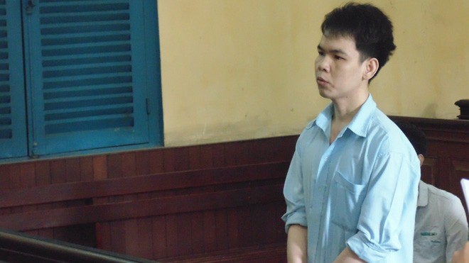 Cô gái trẻ bị 2 kẻ thủ ác hiếp dâm, đốt xác phi tang Bùi Thanh Hoài tại phiên tòa phúc thẩm cấp cao ngày 31/5. Ảnh: Tân Châu