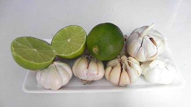 Cách làm nước uống phòng đau tim, đột quỵ từ chanh tỏi Nguyên liệu bài thuốc.