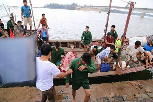 Tàu chở hơn 30 người chìm ở Quảng Trị Nạn nhân vụ chìm tàu được đưa về cảng Cửa Tùng