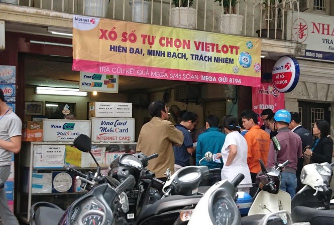 Xổ số 'kiểu Mỹ' đổ bộ ra Hà Nội Người dân Hà Nội xếp hàng để mua vé số điện toán tại điểm bán trên đường Trần Hưng Đạo, Hà Nội.