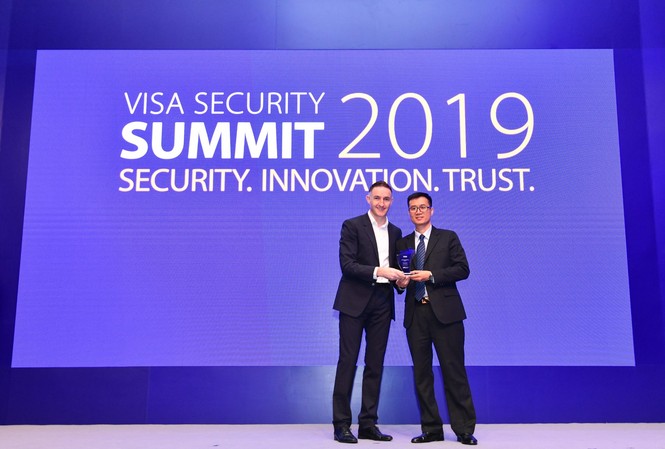 Vietcombank vinh dự nhận giải thưởng ‘Champion Security Award’ Đại diện Trung tâm thẻ Vietcombank nhận giải thưởng do Tổ chức thẻ quốc tế Visa trao tặng