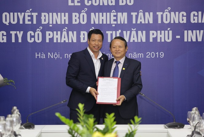 Ông Đoàn Châu Phong trở thành Tân Tổng giám đốc Cty CP Đầu tư Văn Phú-Invest Chủ tịch HĐQT Văn Phú - Invest (bên trái) trao quyết định bổ nhiệm cho Tân Tổng giám đốc Đoàn Châu Phong (bên phải)