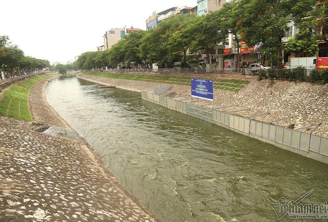 'Sông Tô Lịch như người bệnh, chỉ đỡ xấu chứ không thể sạch' Hơn 1 triệu m3 nước từ hồ Tây được xả vào sông Tô Lịch làm nước sông đổi màu