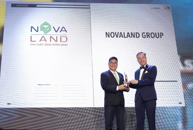 Doanh nghiệp BĐS uy tín được bình chọn là nơi làm việc tốt nhất Châu Á 2019 Ông Bùi Xuân Huy, Tổng Giám đốc Tập đoàn Novaland (trái) nhận giải thưởng từ ông William Ng, Tổng biên tập của Tạp chí HR Asia