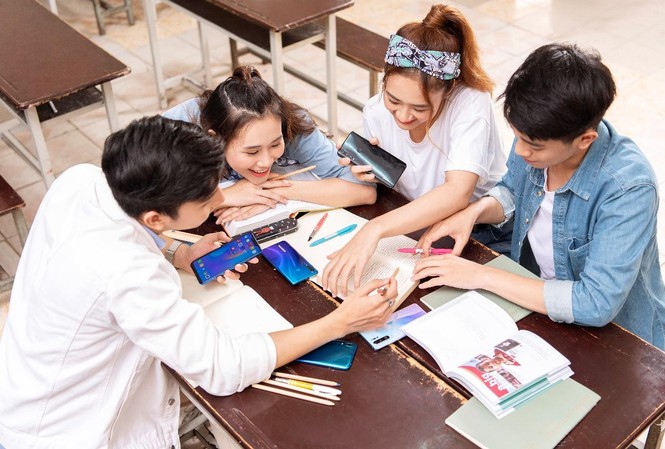 Khoe vẻ đẹp lung linh ngày tựu trường chỉ sau một cú chạm Đặc biệt, nhiều dòng smartphone như P30 Pro, P30 Lite, Y7 Pro 2019, Nova 3i… có thiết kế thời thượng và bắt mắt phù hợp với xu hướng của giới trẻ.