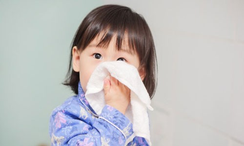 Cha mẹ chủ quan với bệnh viêm đường hô hấp trên ở trẻ là hại con Chảy nước mũi là triệu chứng viêm đường hô hấp trên ở trẻ