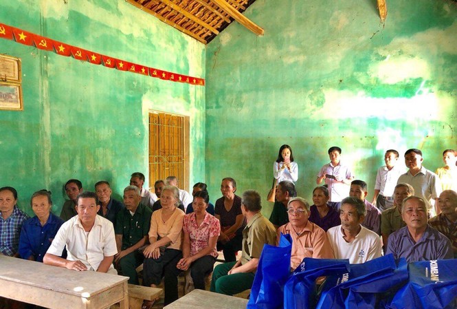 Eximbank thăm hỏi và tri ân mẹ Việt Nam anh hùng, gia đình liệt sĩ tỉnh Hòa Bình Tại Nhà Văn hóa xã Ân Nghĩa (Lạc Sơn, Hòa Bình), Eximbank đã tổ chức động viên thăm hỏi, trao tặng quà cho gia đình có công với cách mạng, mẹ liệt sỹ, vợ liệt sỹ, nạn nhân chất độc màu da cam,…