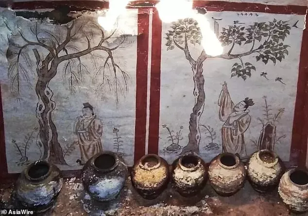 Đào bới sân trường, vô tình “mở cửa” mộ cổ 1.300 tuổi Ngôi mộ cổ có nhiều phòng, được trang trí bằng tranh tường và nhiều cổ vật tinh xảo - ảnh: ASIA WIRE