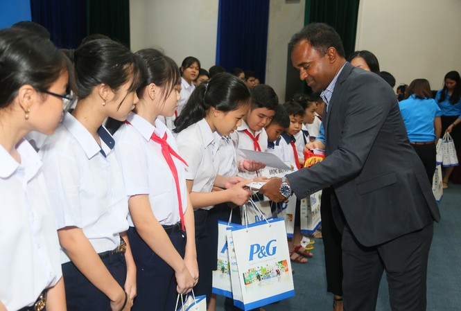 Công ty P&G trao học bổng mừng năm học mới Công ty P&G trao học bổng mừng năm học mới