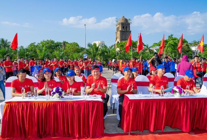 Quảng Bình: 1.000 thanh niên xung kích tham gia chiến dịch làm sạch biển oàn cảnh lễ ra quân chiến dịch “Hãy làm sạch biển – Tử tế với đại dương” năm 2019 tại Quảng Bình