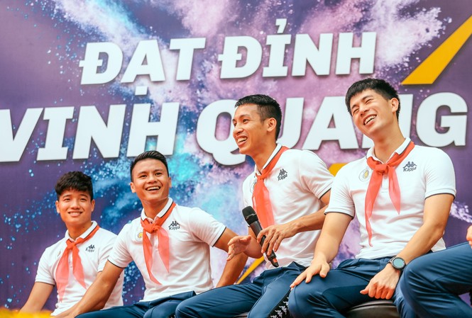 Ấn tượng 'Strong Vietnam' Các cầu thủ CLB bóng đá Hà Nội mang đến nhiều khích lệ tinh thần tới các em học sinh ở Hà Nội qua chương trình "Strong Vietnam"
