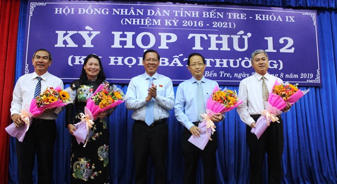 Thủ tướng phê chuẩn 2 Phó Chủ tịch tỉnh Bến Tre Ông Phan Văn Mãi, Bí thư Tỉnh ủy, Chủ tịch HĐND tỉnh Bến Tre tặng hoa chúc mừng ông Nguyễn Trúc Sơn, ông Nguyễn Văn Đức và các cán bộ chủ chốt khác của tỉnh Bến Tre.