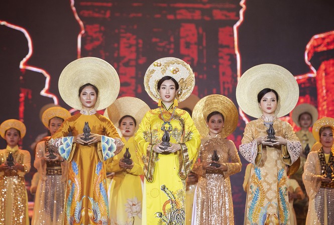 Văn hoá, tâm hồn và bản lĩnh Việt Hoa Hậu Việt Nam Đỗ Mỹ Linh thực hiện nghi lễ dâng trầm tại chương trình Trầm Hương Khánh Hoà- Linh khí của Trời Đất.