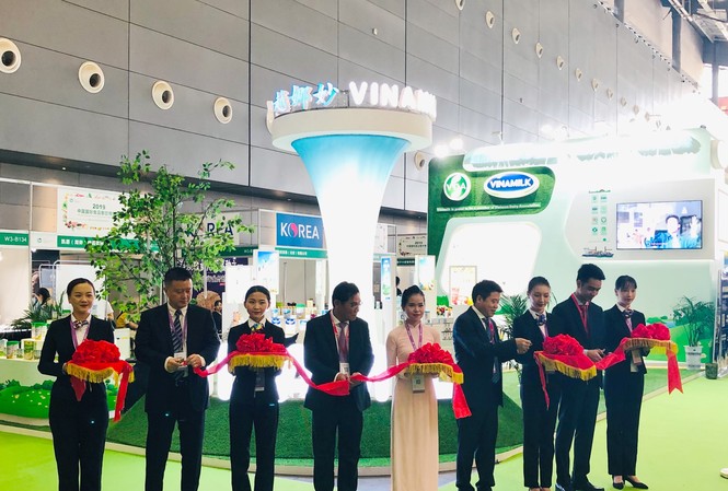 Vinamilk gây ấn tượng với thị trường tỷ dân Trung Quốc Các đại biểu cùng cắt băng khai trương khu vực giới thiệu sản phẩm của Vinamilk tại Triễn lãm