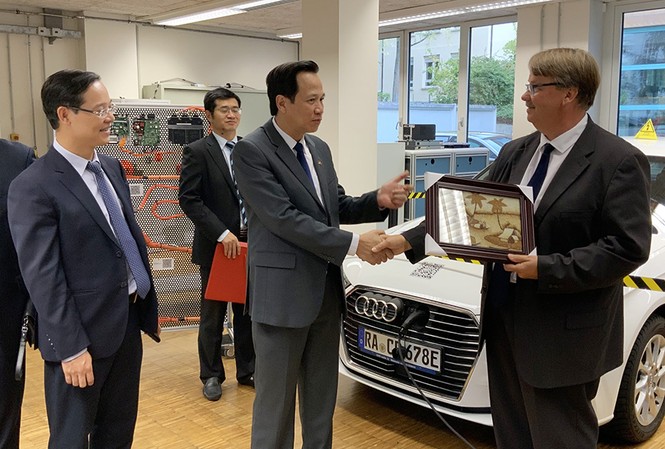 Thúc đẩy hợp tác đào tạo nghề giữa Việt Nam và Đức Bộ trưởng Đào Ngọc Dung và lãnh đạo Trường dạy nghề Carl-Benz (Đức).