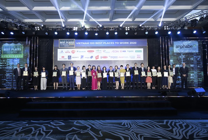 Sanofi lần thứ 6 liên tiếp được vinh danh trong Top 100 Nơi làm việc tốt nhất Việt Nam Đại diện Sanofi Việt Nam - Ông Emin Turan, Tổng Giám đốc Sanofi Đông Dương nhận chứng nhận "Top 100 nơi làm việc tốt nhất Việt Nam" 2020 (thứ 2 từ trái sang)