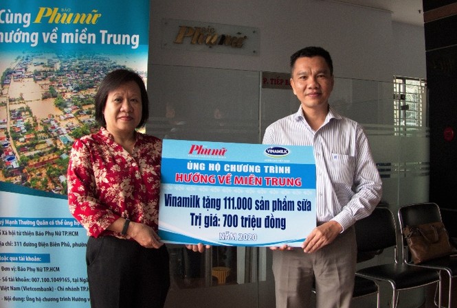 Người lao động Vinamilk góp ngày lương, hỗ trợ miền Trung mùa bão lũ gần 4 tỷ đồng Ông Nguyễn Trung, Chủ tịch Công đoàn Công ty Vinamilk đại diện tập thể người lao động của công ty trao bảng tượng trưng 111.000 sản phẩm dinh dưỡng ủng hộ đồng bào miền Trung