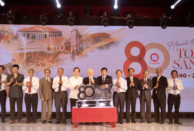 Gạch gói Đồng Nai tròn 80 tuổi Nguyên Chủ tịch nước Nguyễn Minh Triết cùng lãnh đạo công ty chụp ảnh lưu niệm