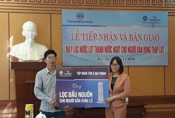 Tân Á Đại Thành hỗ trợ lọc nước sinh hoạt cho người dân vùng lũ Đại diện tập đoàn Tân Á Đại trao tặng máy lọc nước đầu nguồn cho người dân vùng lũ