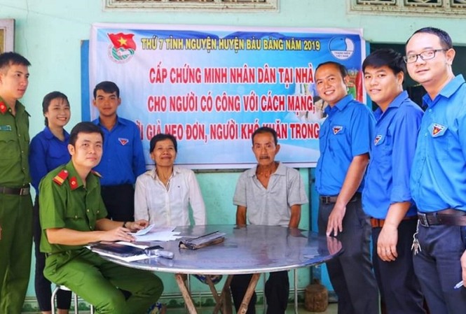 Đoàn thanh niên đến tận nhà giúp dân giải quyết thủ tục hành chính Đoàn thanh niên đến tận nhà giúp dân giải quyết thủ tục hành chính