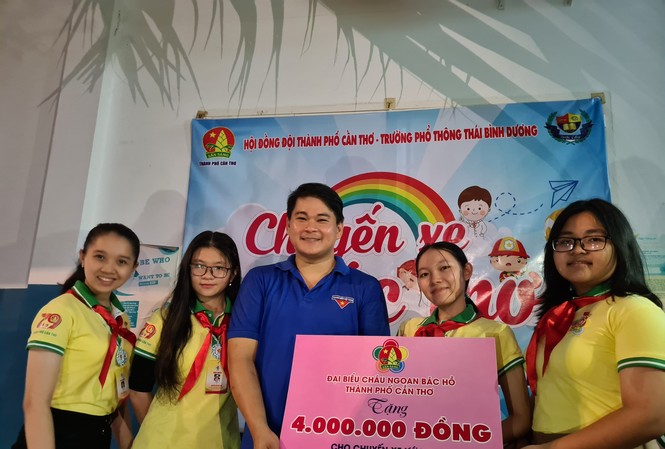 Đại biểu cháu ngoan Bác Hồ TP Cần Thơ ủng hộ đồng bào miền Trung Đại biểu cháu ngoan Bác Hồ TP Cần Thơ ủng hộ đồng bào miền Trung
