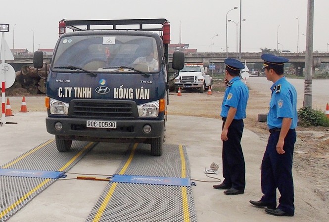 Đề nghị truy tố hàng loạt cán bộ Thanh tra giao thông nhận tiền bảo kê 'xe vua' Thanh tra giao thông kiểm tra tải trọng của xe