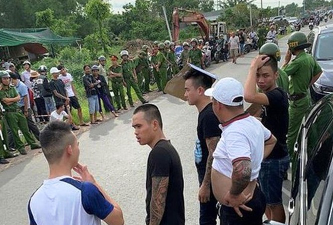 Quanh vụ kỷ luật cán bộ ở Đồng Nai: Sai phạm nghiêm trọng, thăng chức cao hơn Hàng trăm đối tượng bao vây xe chở 3 sỹ quan công an Đồng Nai sau khi xảy ra vụ ẩu đả tại quán karaoke vào tháng 6 vừa qua