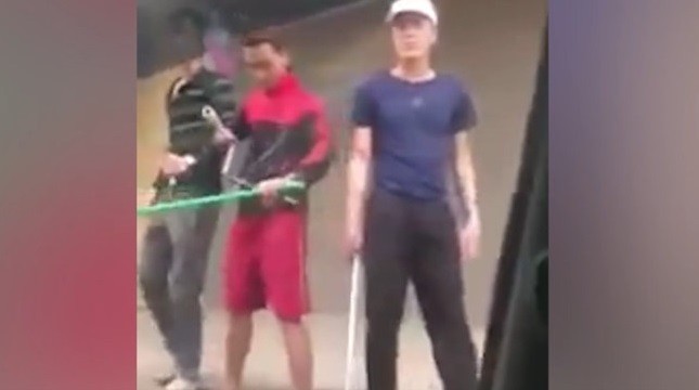 Kinh hoàng cảnh gần chục thanh niên dùng dao, kiếm truy sát nhau trên đường Ảnh cắt từ clip